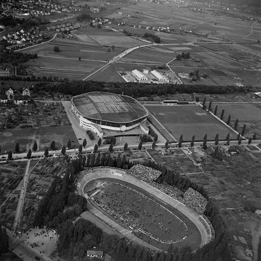 Eine Luftaufnahme des Hallenstadions und der Bahn-Radweltmeisterschaften in der Offenen Rennbahn in Oerlikon bei Zuerich, Schweiz, aufgenommen im Mai 1946. (KEYSTONE/PHOTOPRESS-ARCHIV/Fritz Grunder)