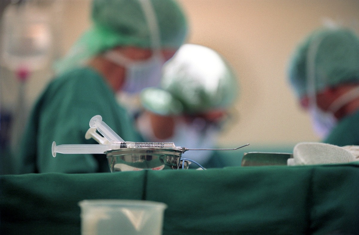 Chirurgen entnehmen einem Spender am 6. September 2004 im Universitätsspital Basel eine Niere. Die weiteren Bilder des Artikels stammen aus derselben Operation.