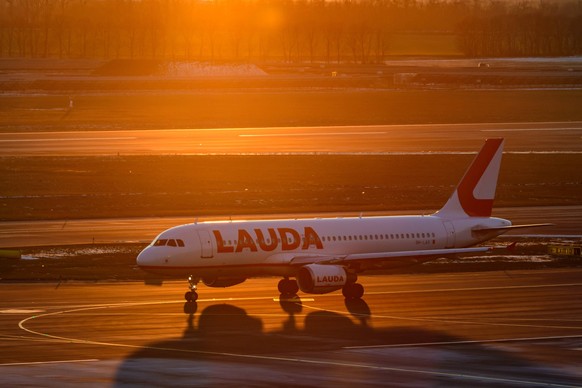 schwechat, austria, 09 feb 2023, 9H-LAX Lauda Europe Airbus A320-200 after landing at the vienna international airport in the evening light *** schwechat, österreich, 09. feb 2023, 9H LAX Lauda Europe ...