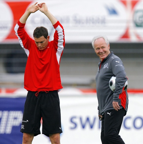 Jakob &quot;Koebi&quot; Kuhn, Mitte, Trainer der Schweizer Fussball Nationalmannschaft, in guter Stimmung beim Beobachten von Stephan Lichtsteiner, links, und Stephane Grichting, rechts, am Montag, 19 ...