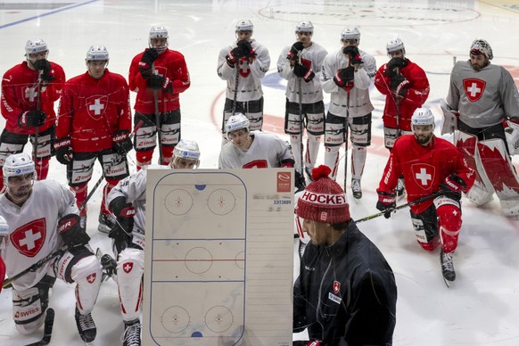 Die Schweizer Eishockey Nationalmannschaft mit Head Coach Patrick Fischer, mit Muetze, beim Training in der Eissporthalle St. Jakob-Arena in Basel, am Donnerstag, 14. April 2022. (KEYSTONE/Georgios Ke ...