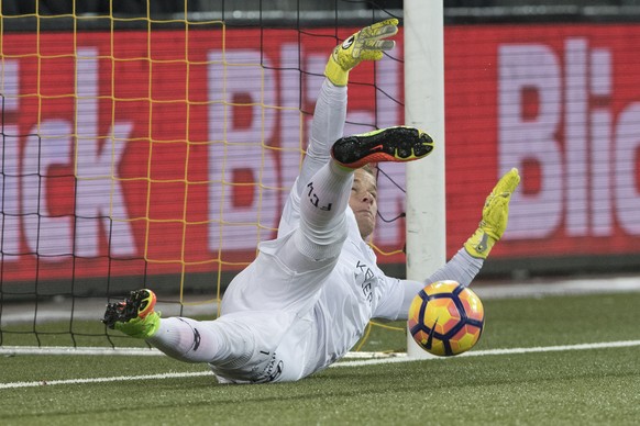 Winterthurs Goalie Matthias Minder haelt einen Penalty, im Schweizer Cup 1/4-Final Spiel zwischen dem BSC Young Boys Bern und dem FC Winterthur, am Mittwoch, 1. Maerz 2017 im Stade de Suisse Wankdorf  ...