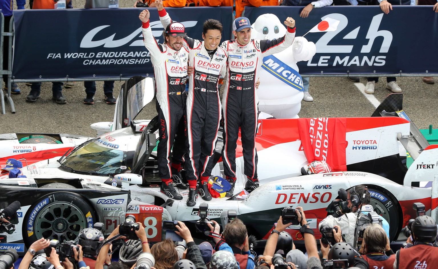Buemi (rechts) feiert mit Nakajima (Mitte) und Alonso den Triumph in Le Mans.
