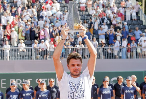 epa05993536 Stan Wawrinka of Switzerland lifts his trophy after defeating Mischa Zverev of Germany in their final match of the Geneva Open tennis tournament in Geneva, Switzerland, 27 May 2017. EPA/SA ...