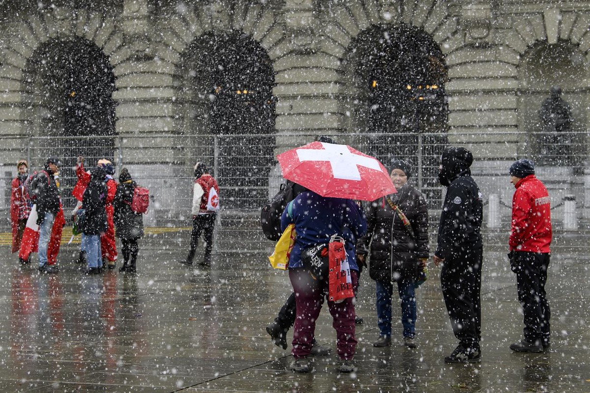 Menschen protestieren nach der Bekanntgabe der Ergebnisse waehrend die Kundgebung der Gegner des Covid-19-Gesetzes, am Sonntag, 28. November 2021, auf dem Bundesplatz in Bern. Das eidgenoessische Stim ...