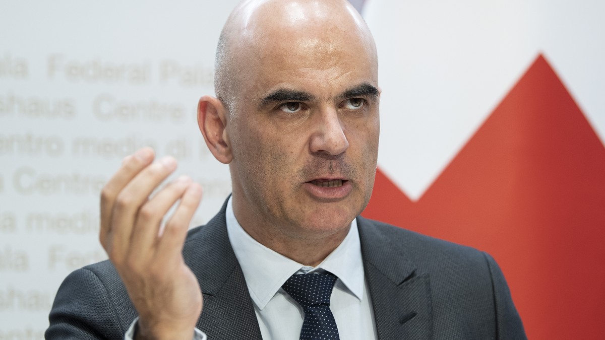 Bundesrat Alain Berset spricht an einem Point de Presse ueber das weitere Vorgehen zur Bekaempfung der Covid-19 Pandemie, am Montag, 29. Juni 2020, in Bern. Berset traf sich heute Nachmittag mit Kanto ...