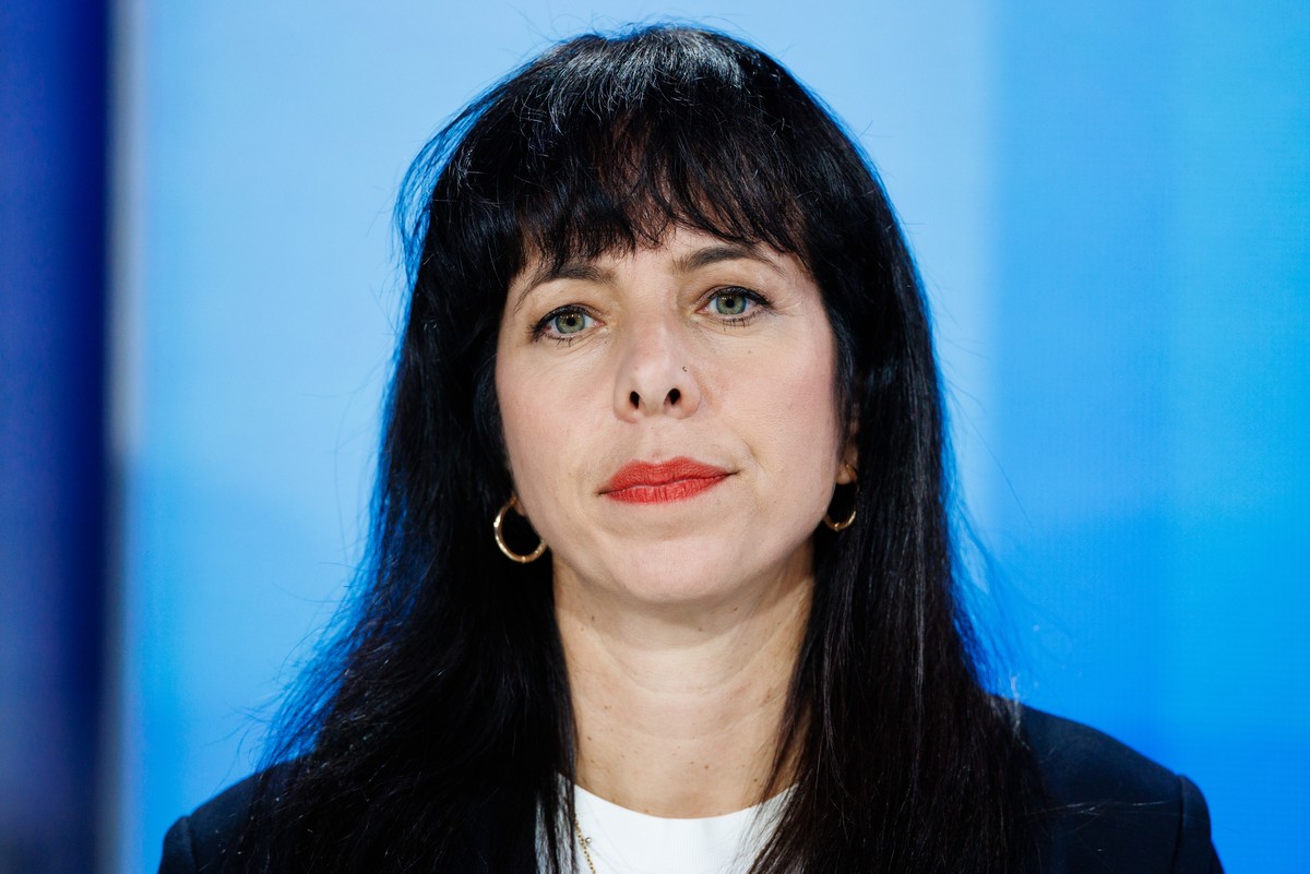 epa13252959 The Left Party (Die Linke) top candidate for the Berlin House of Representatives election 2026 Elif Eralp looks on during an interview at a TV studio at the Berlin House of Representatives ...