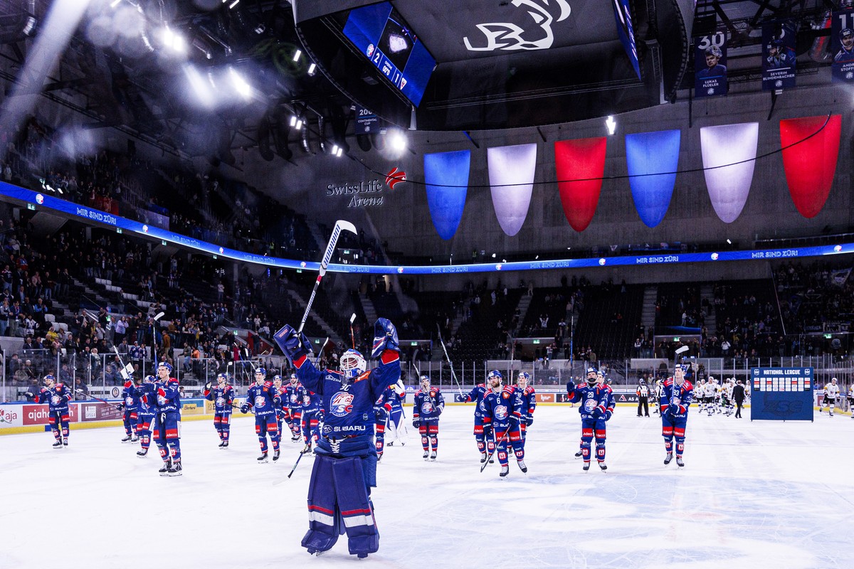 ZSC Lions Torhueter Simon Hrubec und seine Mitspieler feiern den 2-1 Sieg nach Penaltyschiessen im Eishockey-Meisterschaftsspiel der National League zwischen den ZSC Lions und dem HC Fribourg-Gotteron ...