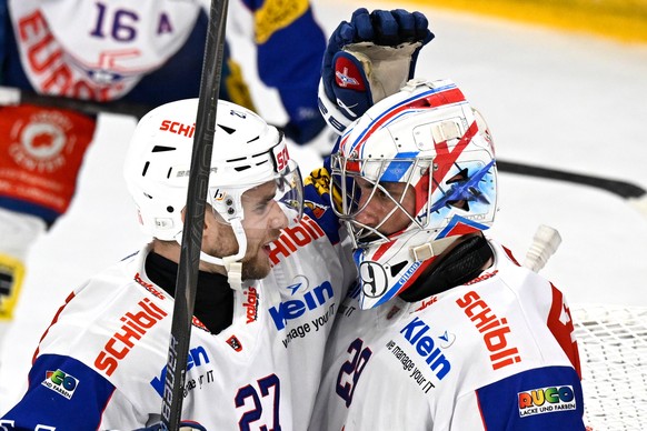 Klotens Deniss Smirnovs, links, gratuliert Goalie Davide Fadani, zum Shutout, beim Eishockey-Qualifikationsspiel der National League zwischen dem HC Ajoie und dem EHC Kloten, am Freitag 17.Oktober 202 ...