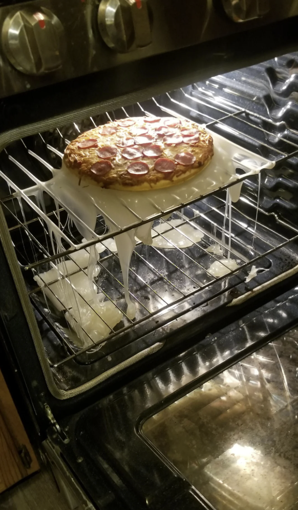 Schmelzendes Brett im Ofen: fail Pizza