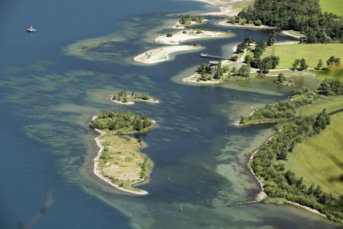Das Urner Reussdelta von oben, fotografiert am 30.8.2015 vom Seedorfer Wald aus. Inseln Schweiz Lorelei Urnersee Rauszeit