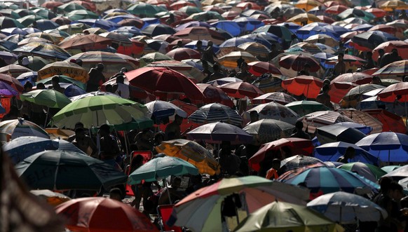 epa08896929 People spend time on Ipanema Beach, in Rio de Janeiro, Brazil, 20 December 2020. The Brazilian President said a day earlier that the rush to purchase the COVID-19 vaccine and its distribut ...