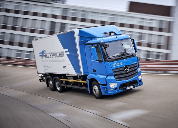 Mercedes-Benz eActros im Einsatz: Der vollelektrische Mercedes-Benz Lkw für den schweren Verteilerverkehr fährt lokal emissionsfrei und leise in Städten. Bis zu 200 Kilometer Reichweite mit gewohnter  ...