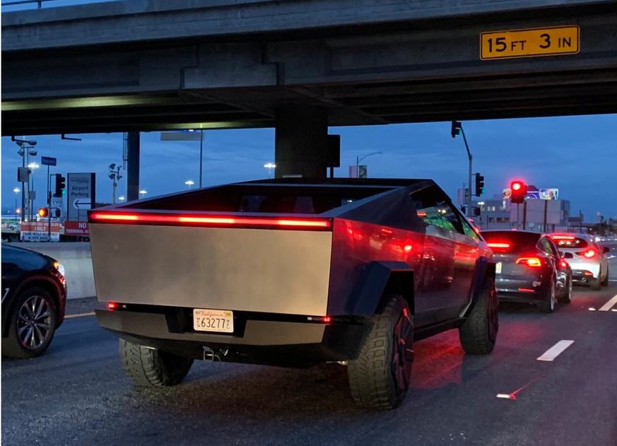Tesla Cybertruck auf Kaliforniens Strassen sorgt für Wirbel