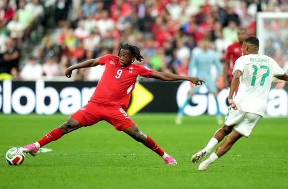 epa13082278 Johan Manzambi (L) of Switzerland and Rafik Belghali of Algeria in action during the FIFA World Cup 2026 Round of 32 match Switzerland against Algeria, in Vancouver, Canada, 02 July 2026.  ...