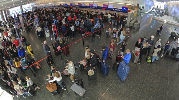 Travellers line up at a Delta ticket counter at Salt Lake City International Airport Thursday, Dec. 30, 2021, in Salt Lake City. (AP Photo/Rick Bowmer)