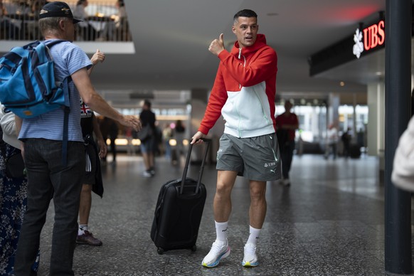 Granit Xhaka, rechts, spricht mit Fans vor dem Abflug an die FIFA Fussball Weltmeisterschaft 2026 in Amerika, Kanada und Mexiko am Dienstag, 2. Juni 2026 am Flughafen Zurich in Kloten. (KEYSTONE/Claud ...