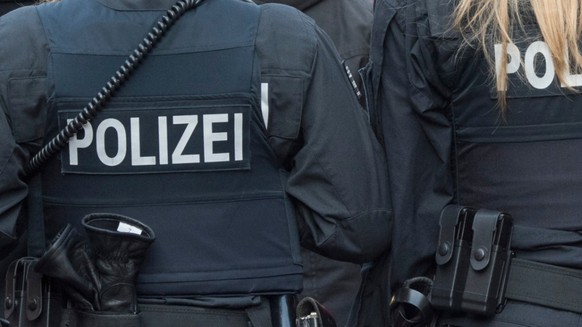In Deutschland muss die Polizei Jugendliche zur Vernunft bringen, die sich nicht an die Anweisungen der Behörden aufgrund der Coronavirus-Pandemie halten. (Symbolbild)