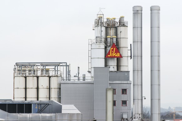 ARCHIV - ZUR GEWINNSTEIGERUNG BEI SIKA STELLEN WIR IHNEN DIESES ARCHIVBLID ZUR VERFUEGUNG - Glue production at Sika in Duedingen in the Canton of Fribourg, Switzerland, pictured on December 4, 2014. S ...