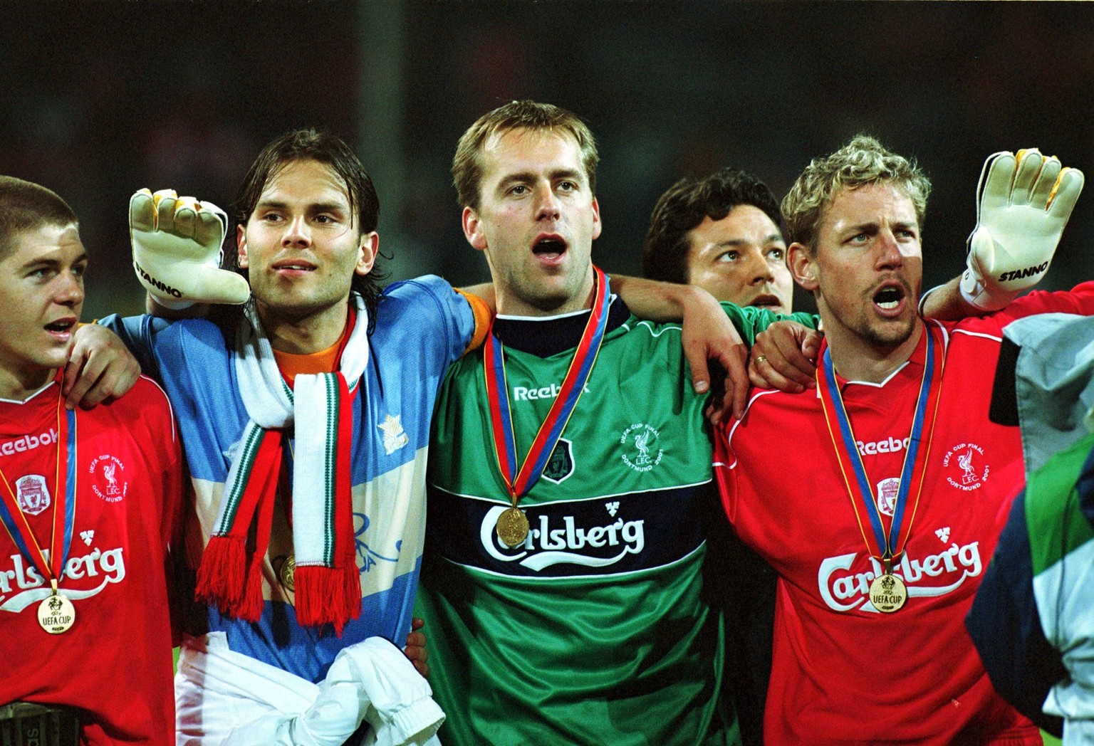 Onderwerp/Subject: Liverpool FC - Deportivo Alaves 5-4 UEFA Cup Final Club/Team/Country: Liverpool Seizoen/Season: 2000/2001 FOTO/PHOTO: Liverpool s f.l.t.r. Steven GERRARD , Patrik BERGER , goalkeepe ...