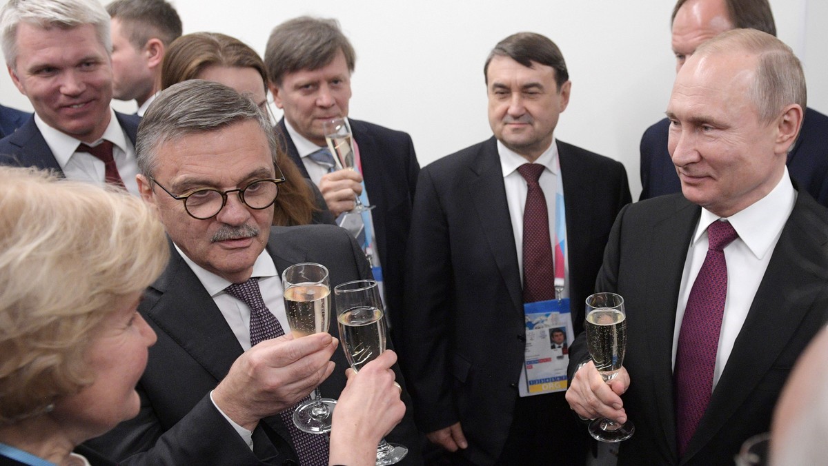 epa07408925 Russian Deputy Prime Minister Olga Golodets (L), International Ice Hockey Federation (IIHF) President Rene Fasel (front 2-L), Russian President Vladimir Putin (R) and Russian Presidential  ...