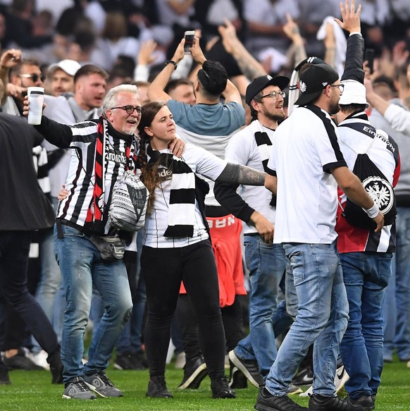 Eintracht-Fans feiern den Finaleinzug mit einem Platzsturm.