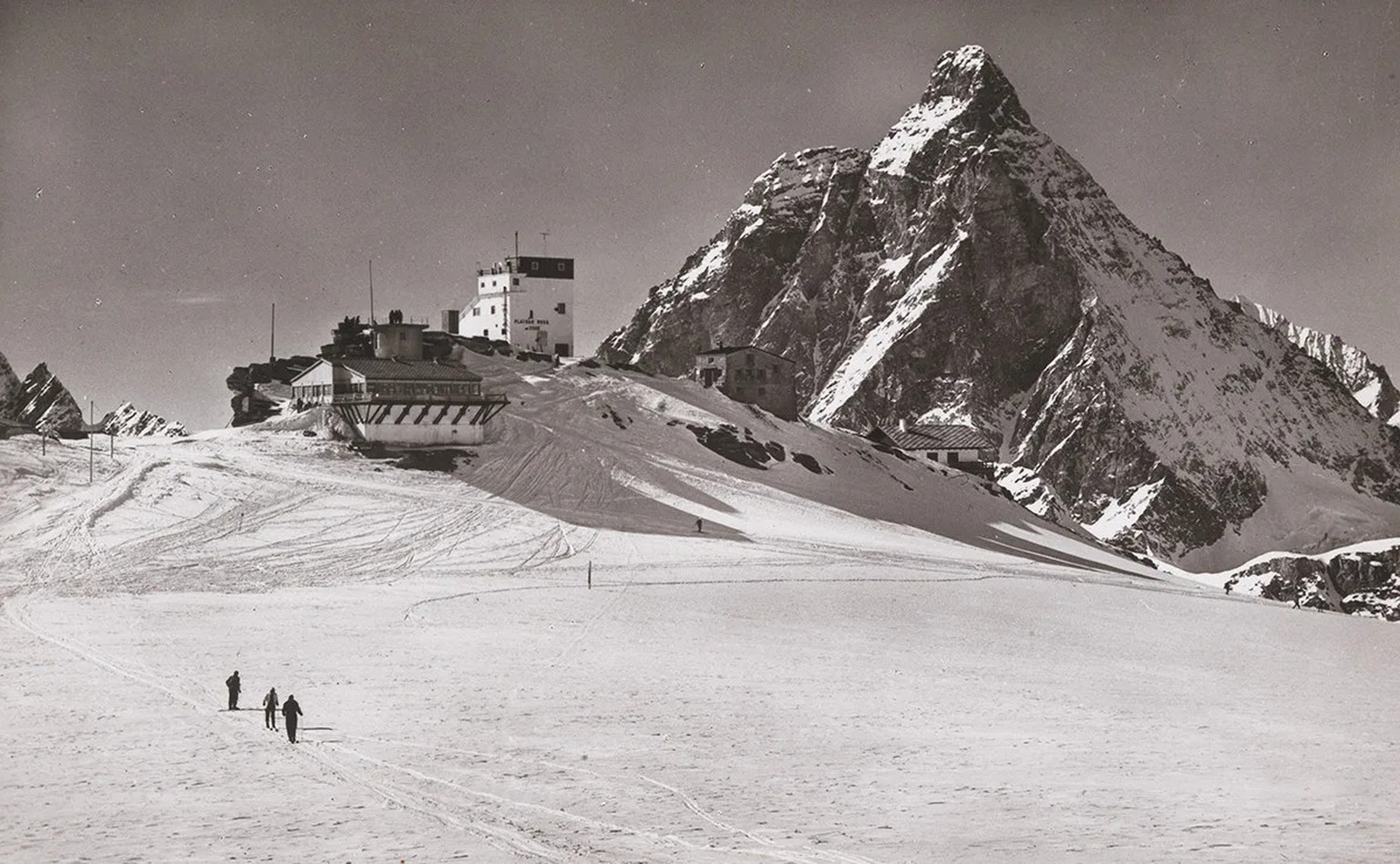 Postkarte der Testa Grigia aus den 1940er-Jahren. Im Hintergrund ist das Matterhorn zu erkennen.
http://doi.org/10.3932/ethz-a-000907042