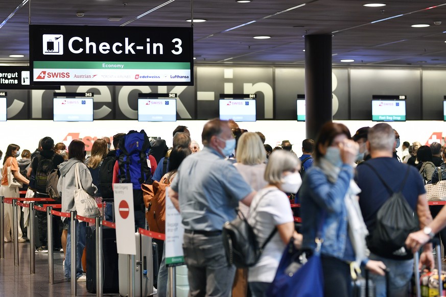 Reisende auf dem Flughafen Zuerich in Kloten am Samstag, 10. Juli 2021. Am Wochenende beginnen in weiten Teilen der Schweiz die Sommerferien. (KEYSTONE/Walter Bi