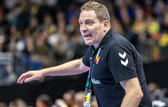 16.01.2024, Berlin: Handball: EM, Nordmazedonien - Schweiz, Vorrunde, Gruppe A, 3. Spieltag, Mercedes-Benz Arena: Michael Suter, Schweizer Nationaltrainer, ruft seinem Team etwas zu. Foto: Andreas Gor ...