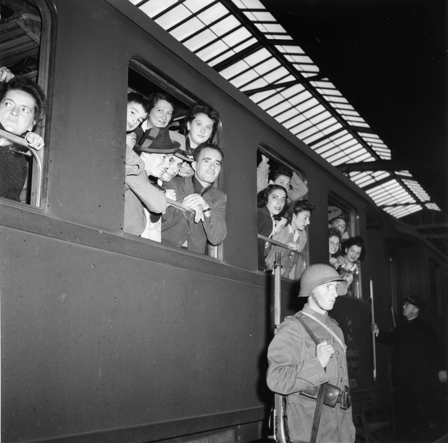 Switzerland during the Second World War: Jewish refugees passing through Zurich Main Station, pictured on October 11, 1942. (KEYSTONE/PHOTOPRESS-ARCHIV/Str) 

Die Schweiz im Zweiten Weltkrieg: Juedisc ...