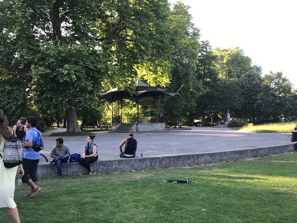 Früher wütete hier die Drogenhölle, heute nutzen Flüchtlinge den Park, um sich zu sonnen: der Platzspitz.&nbsp;