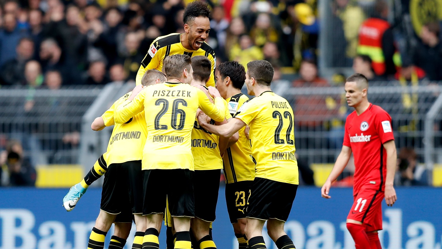 epa05909225 Dortmund&#039;s Sokratis (C) celebrates with team mates after scoring the 2-1 lead during the German Bundesliga soccer match between Borussia Dortmund and Eintracht Frankfurt at Signal Idu ...