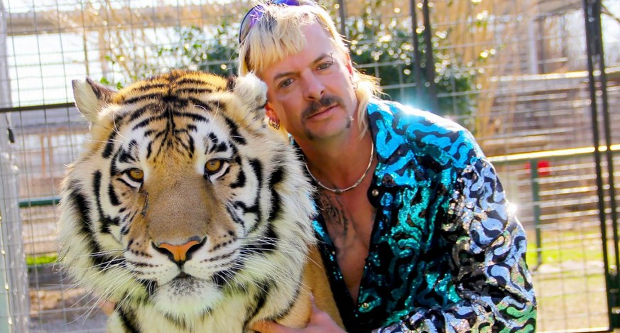 Joe Exotic, Wildkatzen, Glitzer und Vokuhila. Nur ein Pokerface hat er nicht. Das bringt ihn am Ende ins Gefängnis.