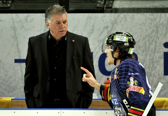 Doug Shedden, Headcoach des EV Zug, mit Damien Brunner an der Bande, beim Eishockeyspiel der NLA, National League A, Saison 2011/12 zwischen dem EV Zug und dem HC Davos am Samstag, 4. Februar 2012 in  ...