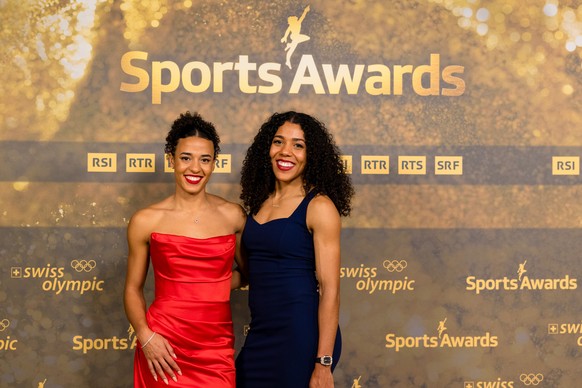 Die nominierten Ditaji Kambundji, Leichtathletik, links, und Mujinga Kambundji, Leichtathletik, posieren auf dem goldenen Teppich vor der Verleihung der Sports Awards 2023 am Sonntag, 10. Dezember 202 ...
