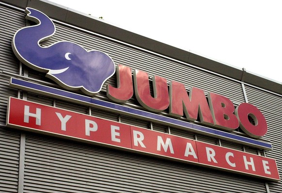 Le logo de l'hypermarche Jumbo photogaphier ce jeudi 05 Octobre 2000 a Geneve. Le retour de Carrefour en suisse, par le biais d'une societe commune avec le groupe Maus qui devrai donner une ...