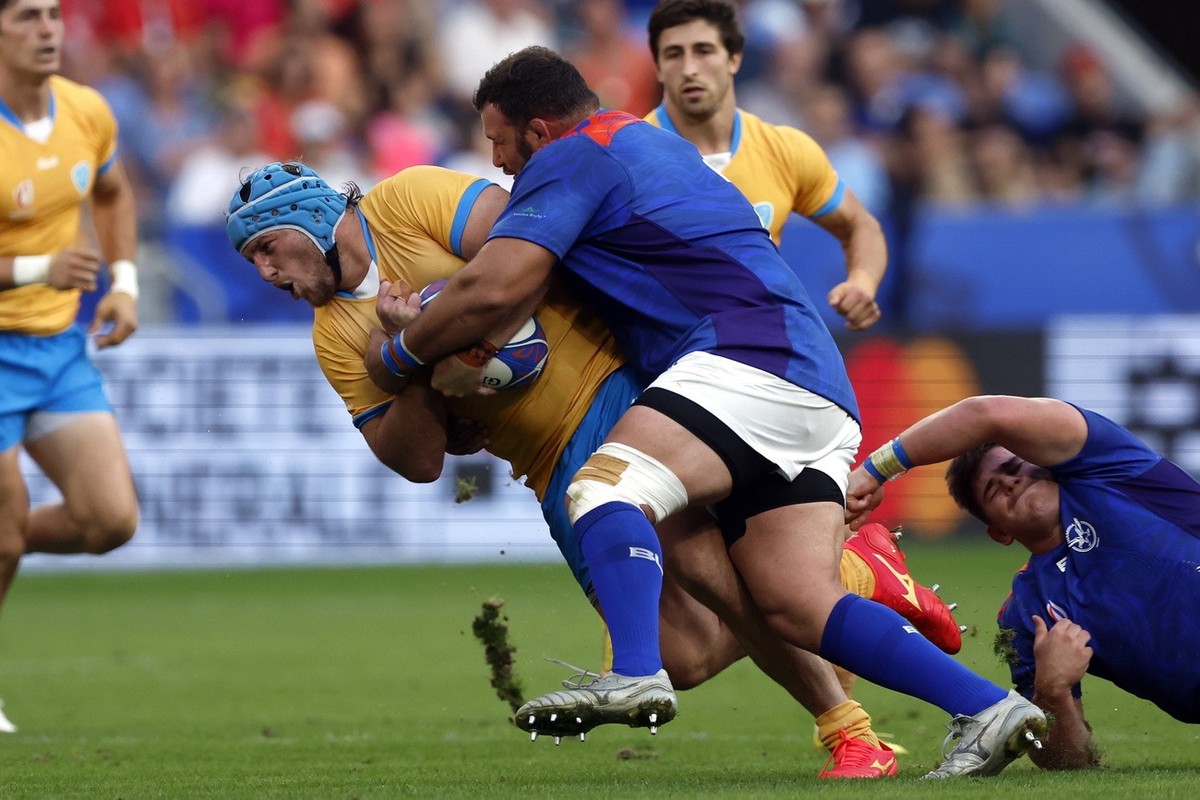 epa10886162 Uruguay's Manuel Leindekar (C-L) in action aginst Namibia's Johan Coetzee (C-R) during the Rugby World Cup 2023 Pool A match between Uruguay and Namibia, in Lyon, France, 27 Sept ...