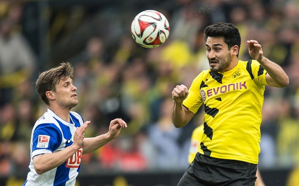 epa04740469 Dortmund&#039;s Ilkay Guendogan (R) in action against Berlin&#039;s Valentin Stocker (L) during the German Bundesliga soccer match between Borussia Dortmund and Hertha BSC Berlin in Dortmu ...