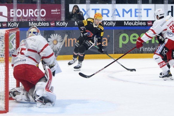 Der PostFinance Top Scorer Killian Mottet, Mitte, kaempft gegen SC Rapperswil-Jona Lakers Inaki Baragano, rechts, an der Seite von SC Rapperswil-Jona Lakers Torhueter Noel Bader, links, beim Eishockey ...