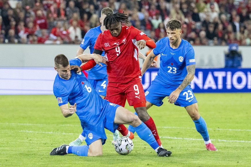 epa13279456 Switzerland's Johan Manzambi (C) and Jaka Bijol (L) and David Brekalo of Czech Republic in action during the UEFA Nations League soccer match between Switzerland and Slovenia, in Luce ...