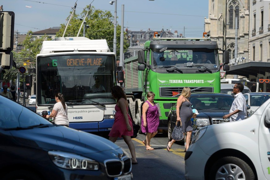 Verkehrsbusse haben es in den Städten – wie hier in Genf – schwer, einen schnellen Weg zu finden.