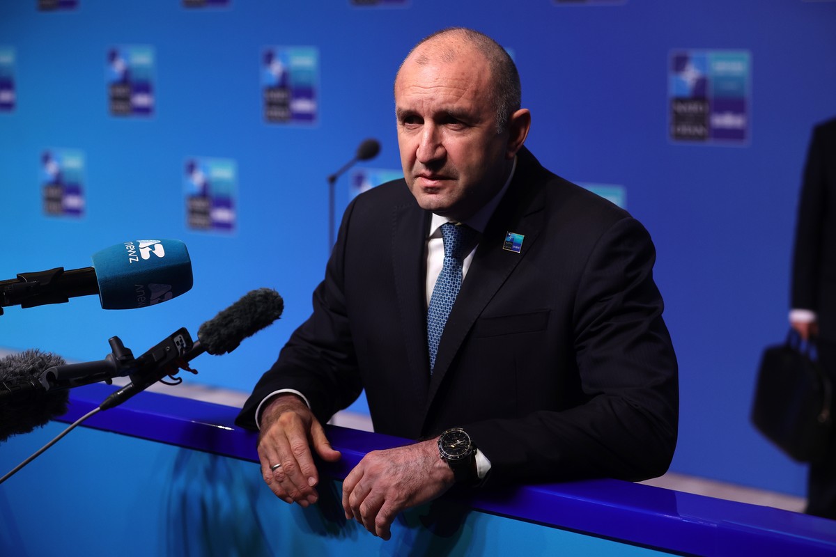 epa13097027 Bulgarian Prime Minister Rumen Radev speaks to the media upon arrival at the 2026 NATO summit in Ankara, Turkey, 08 July 2026. The NATO Summit takes place from 07-08 July. EPA/NECATI SAVAS