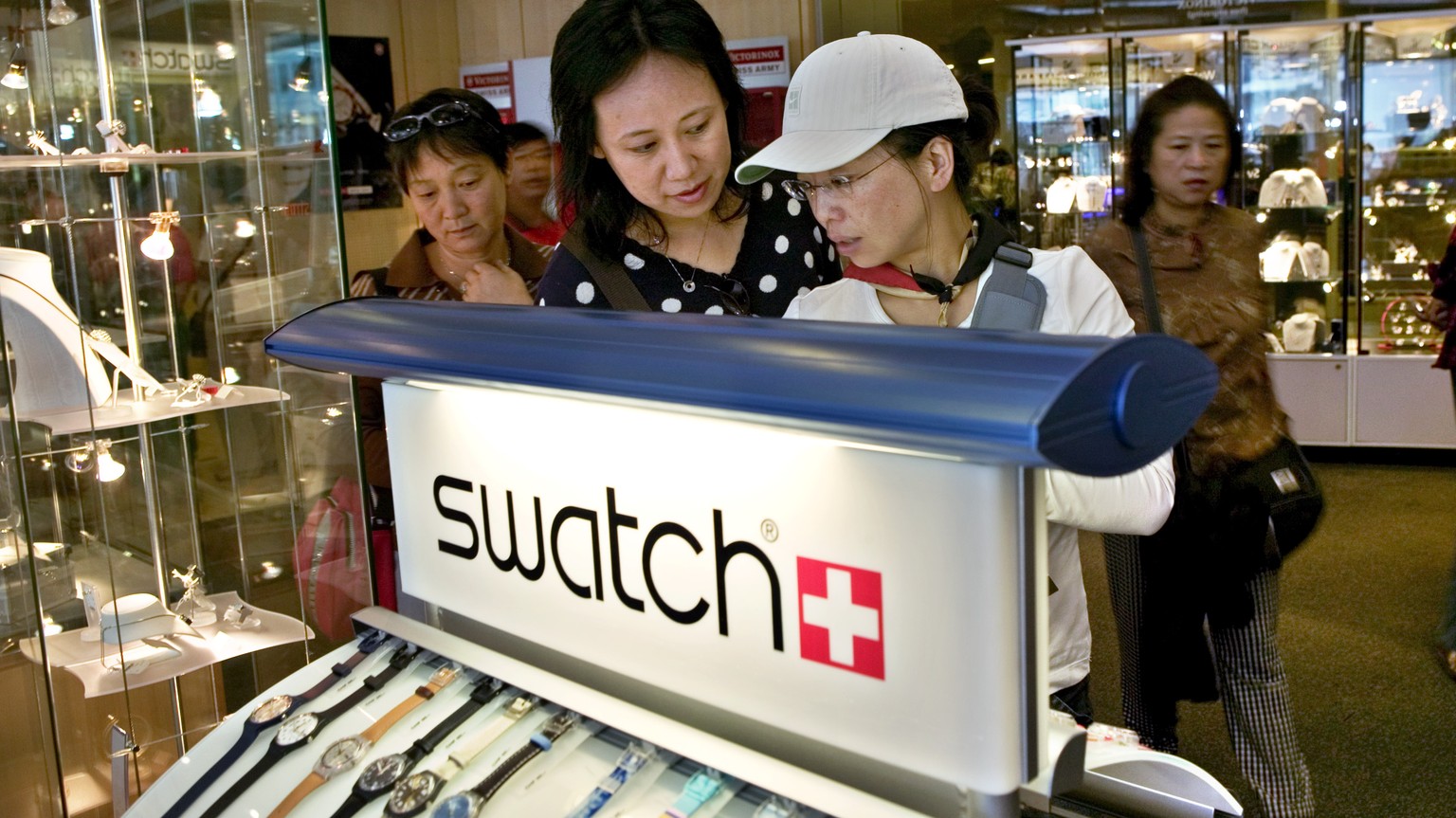 ARCHIVBILD --- ZUM DEN HALBJAHRESZAHLEN DER SWATCH GROUP STELLEN WIR IHNEN FOLGENDES BILDMATERIAL ZUR VERFUEGUNG --- Chinesische Touristen beim Shopping von Uhren am 7. September 2005 in Luzern. Die 3 ...