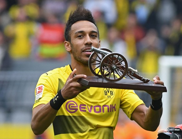 epa05976863 Dortmund&#039;s Pierre-Emerick Aubameyang smiles with his trophy for &#039;best goalgetter&#039; after the German Bundesliga soccer match between Borussia Dortmund and Werder Bremen in Dor ...