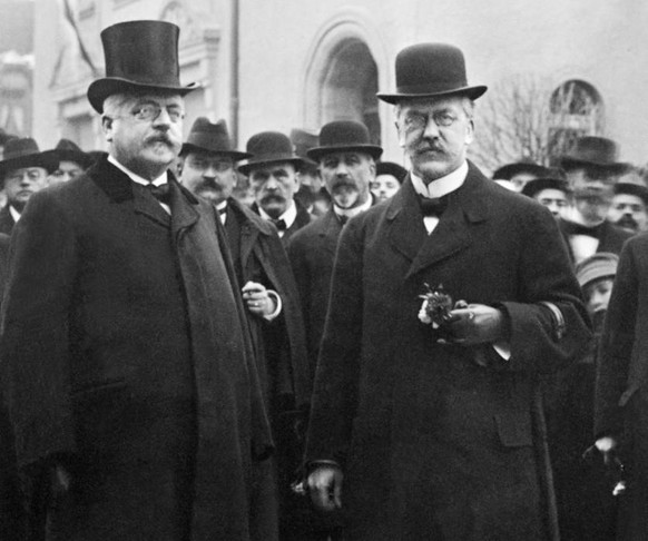 Bundesrat Edmund Schulthess (1868-1944), rechts, wird nach seiner Wahl in den Bundesrat am 17. Juli 1912 in Brugg im Kanton Aargau empfangen. Links mit Zylinder steht Professor Ernst Laur, Direktor de ...