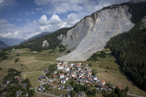 Blick auf den Schuttstrom und das Dorf, am Dienstag, 4. Juli 2023, in Brienz-Brinzauls. Am 15. Juni erreichte ein Schuttstrom beinahe das seit dem 12. Mai evakuierte Dorf. Die Evakuierung wurde gester ...