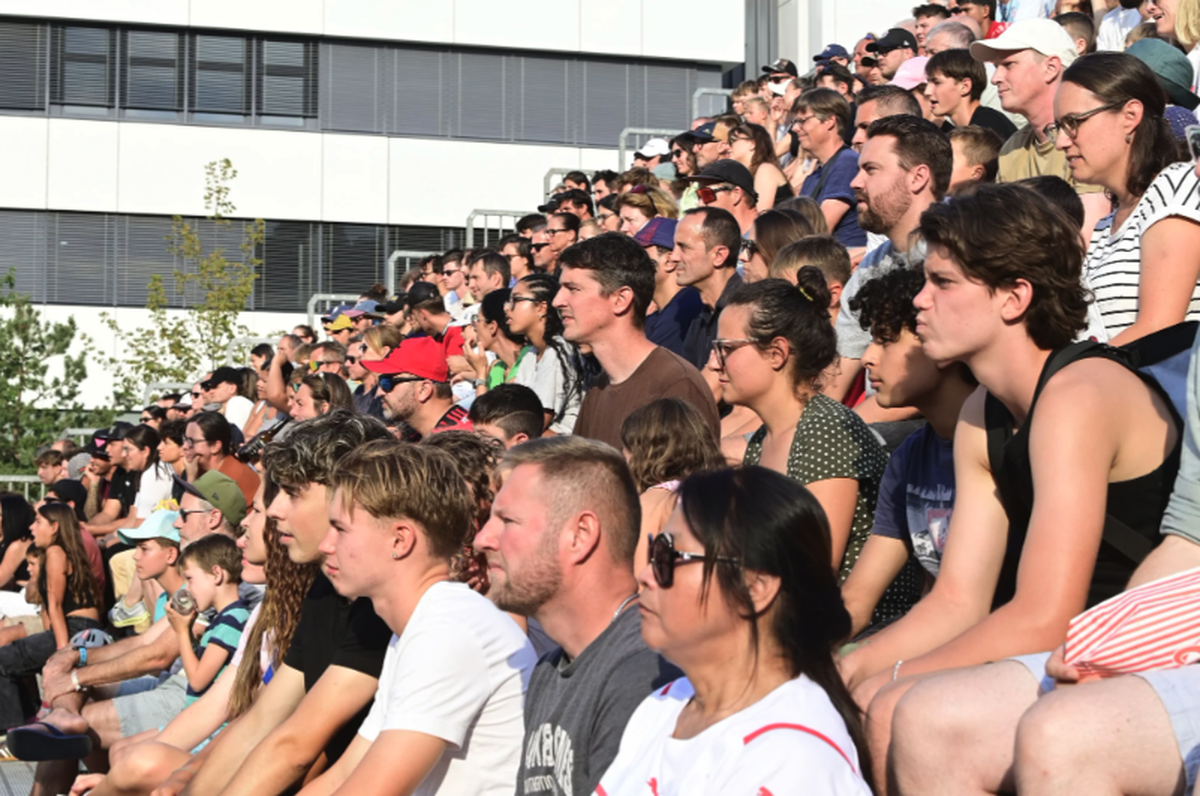 Les spectateurs sont venus nombreux à Baden pour voir du beach soccer.