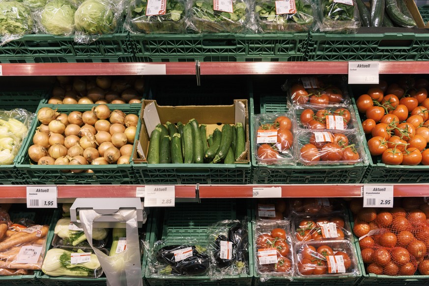 ARCHIV -- ZUR PRESSEKONFERENZ DES PRO KOMITEES DER FAIR FOOD INITIATIVE AM DONNERSTAG, 9. AUGUST 2018, STELLEN WIR IHNEN FOLGENDES BILDMATERIAL ZUR VERFUEGUNG -- Vegetables are on display in a branch  ...