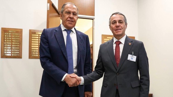 HANDOUT - Bundespraesident Ignazio Cassis, rechts, begruesst den russischen Aussenminister Sergei Lawrow am Rande der UNO Generalversammlung in New York am Mittwoch, 21. September 2022, per Handschlag ...
