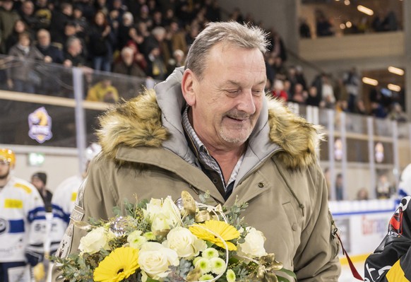 Bundesraetin Elisabeth Baume-Schneider, rechts, zieht sich als Ehrengast das Team-Shirt von Ajoie ueber, neben dem Praesidenten des Klubs, Patrick Hauert, vor dem Eishockey-Qualifikationsspiel der Nat ...